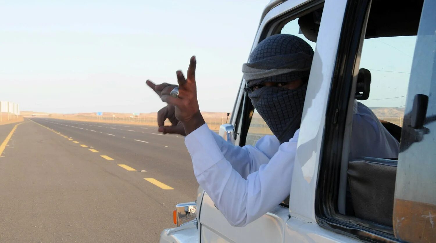 Арабские машины. Арабы Саудовской Аравии. Арабы на тачках. Машина в пустыне и араб. Саудовская аравия открыла границы