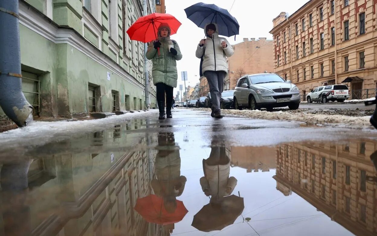 Когда придет тепло в спб. Лужи в Питере. Петербург март. Люди на улице города.