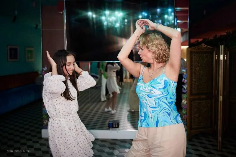 сегодня в белом танце кружимся ремикс 2023. анастасия высоцкая саксофон медляк. сегодня в белом танце кружимся ремикс 2023. саксофонистка мистер кредо. сегодня в белом танце кружимся танец.