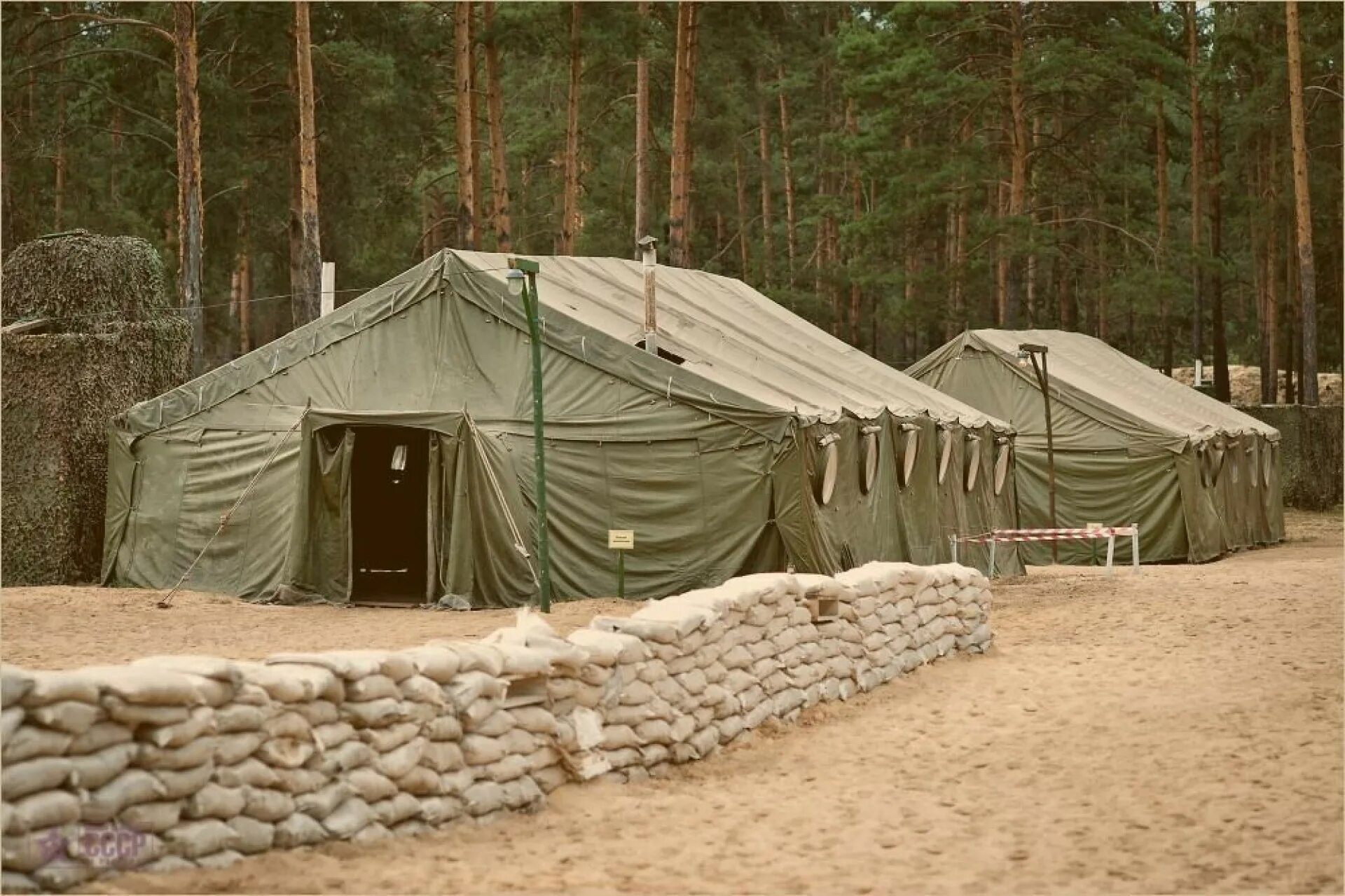 Ей помогли купить палатку капитан дозорных. Военный полевой лагерь РФ. Армейский полевой лагерь палаточный. Армейская палатка полигон-40. Военный полевой лагерь армии полигон.