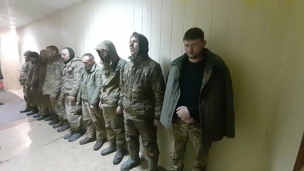 Сколько год был в плену. Пленные солдаты ВСУ В Донецке. Пленные российские военные.