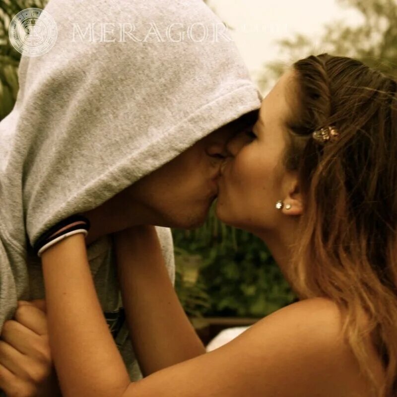 Фото поцелуя девушки с девушкой. Поцелуй фото красивые. Парень и девушка целуются. Парень в капюшоне целует девушку. Женщина целует мальчика.