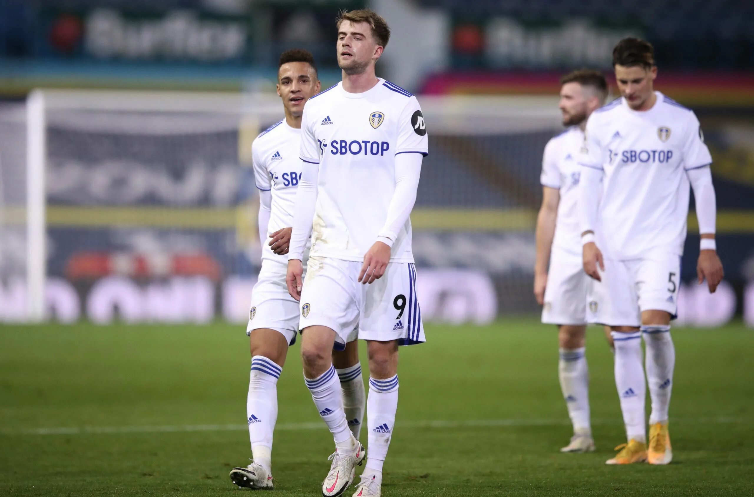 Лидс футбольный. Лидс футбольный. Фк лидс форма. Лидс футбольный. Leeds united.