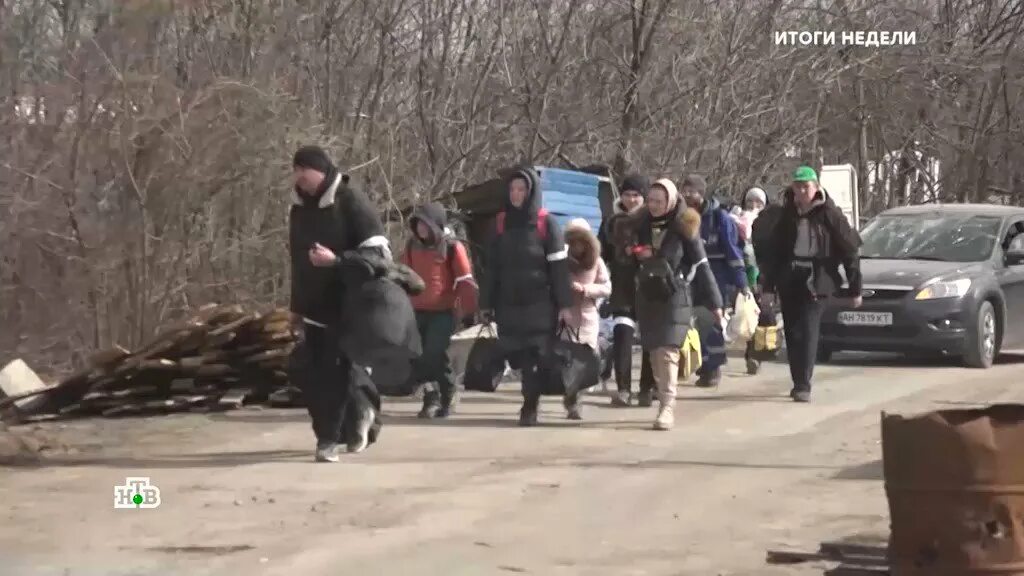 Уже вторую неделю он шел из мариуполя. Люди уходят из мариуполя.