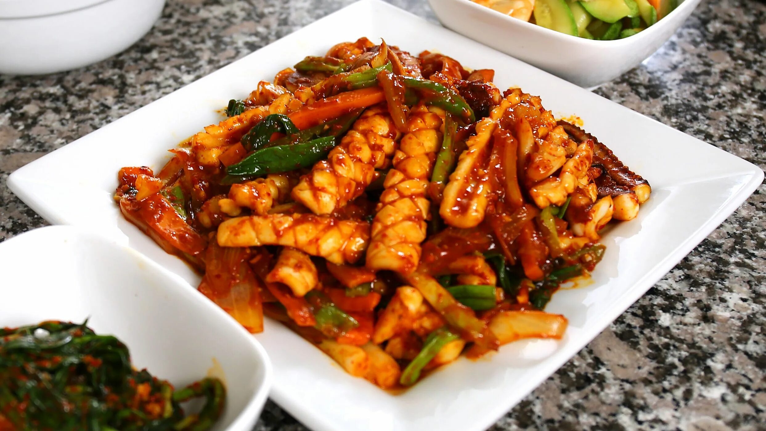 кимчи пибимпаб. сями корейское блюдо. бибимбап с кимчи. национальное блюдо кореи. корейский пибимпаб.