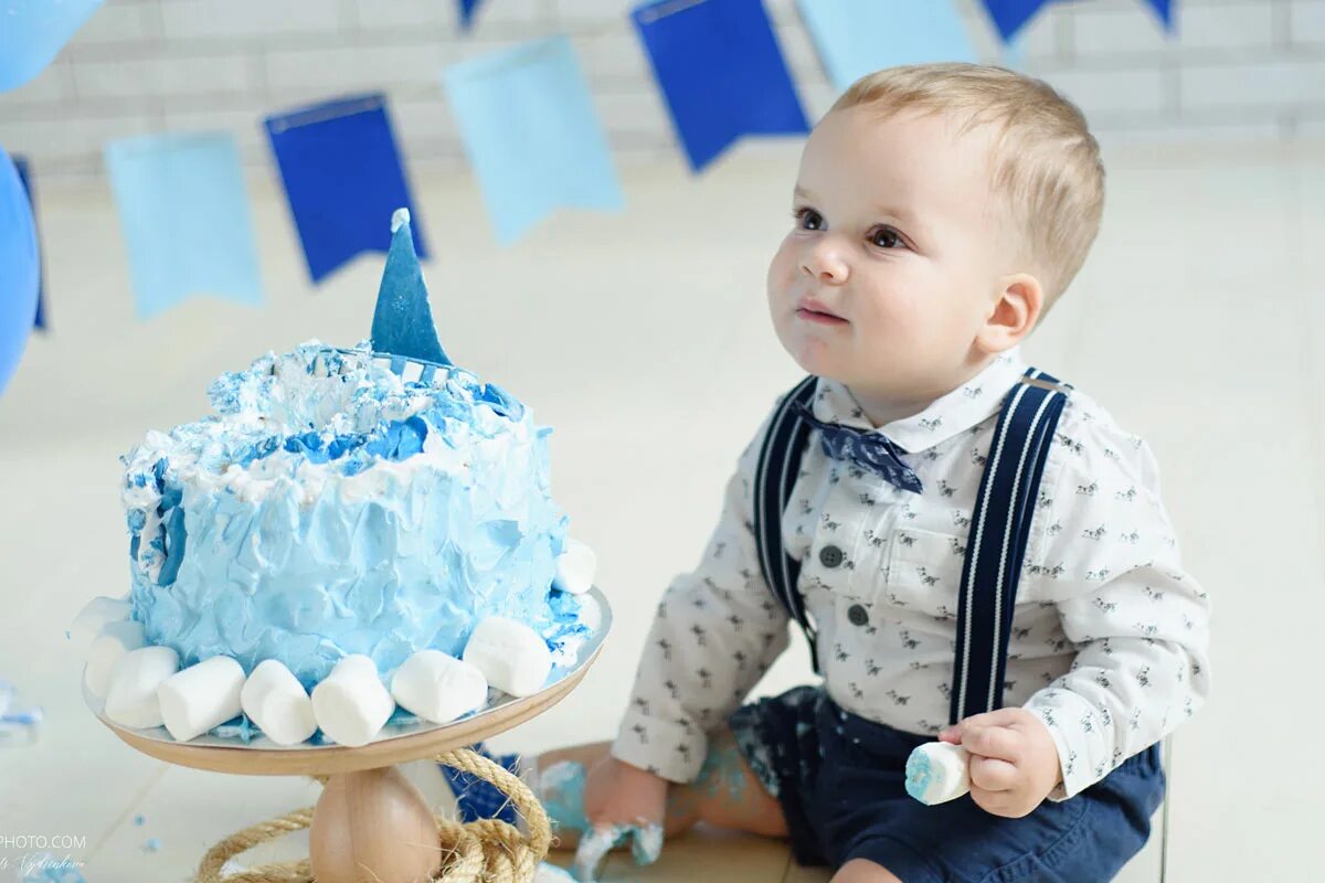 Крушение тортика на годик. Торт на 1 годик мальчику. Торт ребёнку на 1 год для мальчика. Фотосессия мальчика 1 год.