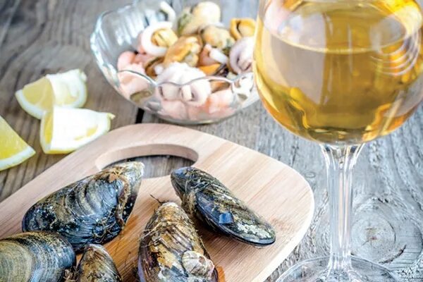 Какая рыба подходит к вину. Белое вино и морепродукты. Белое вино к рыбе. Морепродукты к вину. Вино и рыба.