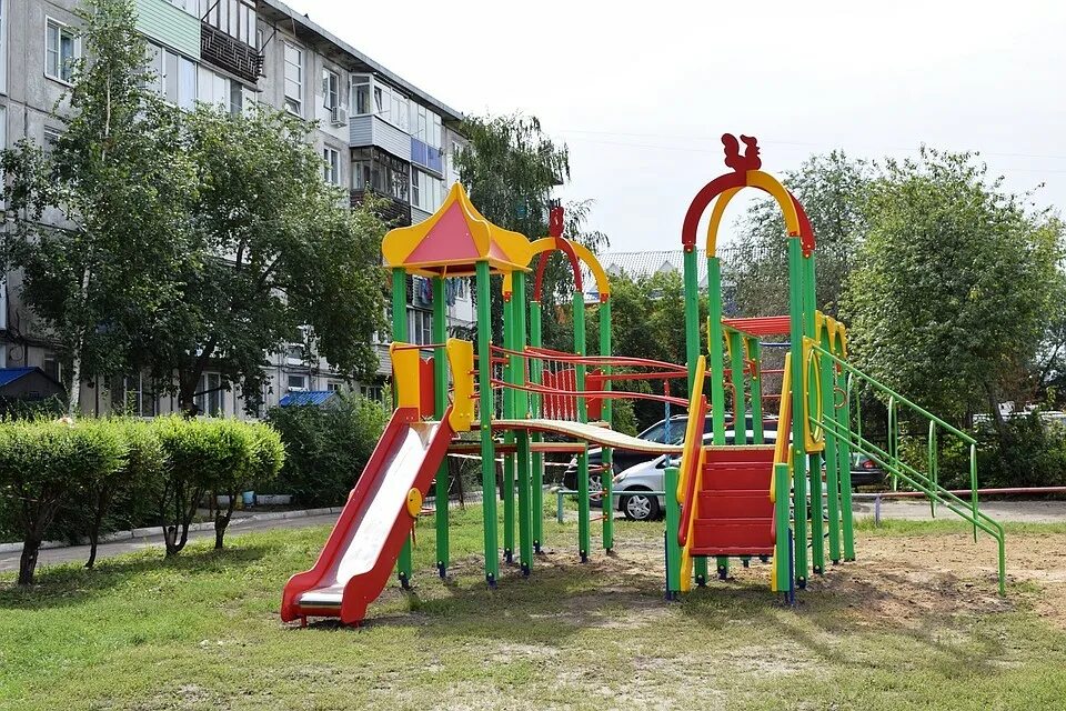 детская площадка двор многоэтажки. детская площадка во дворе. современные игровые площадки. детские площадка результаты. игровая площадка во дворе.