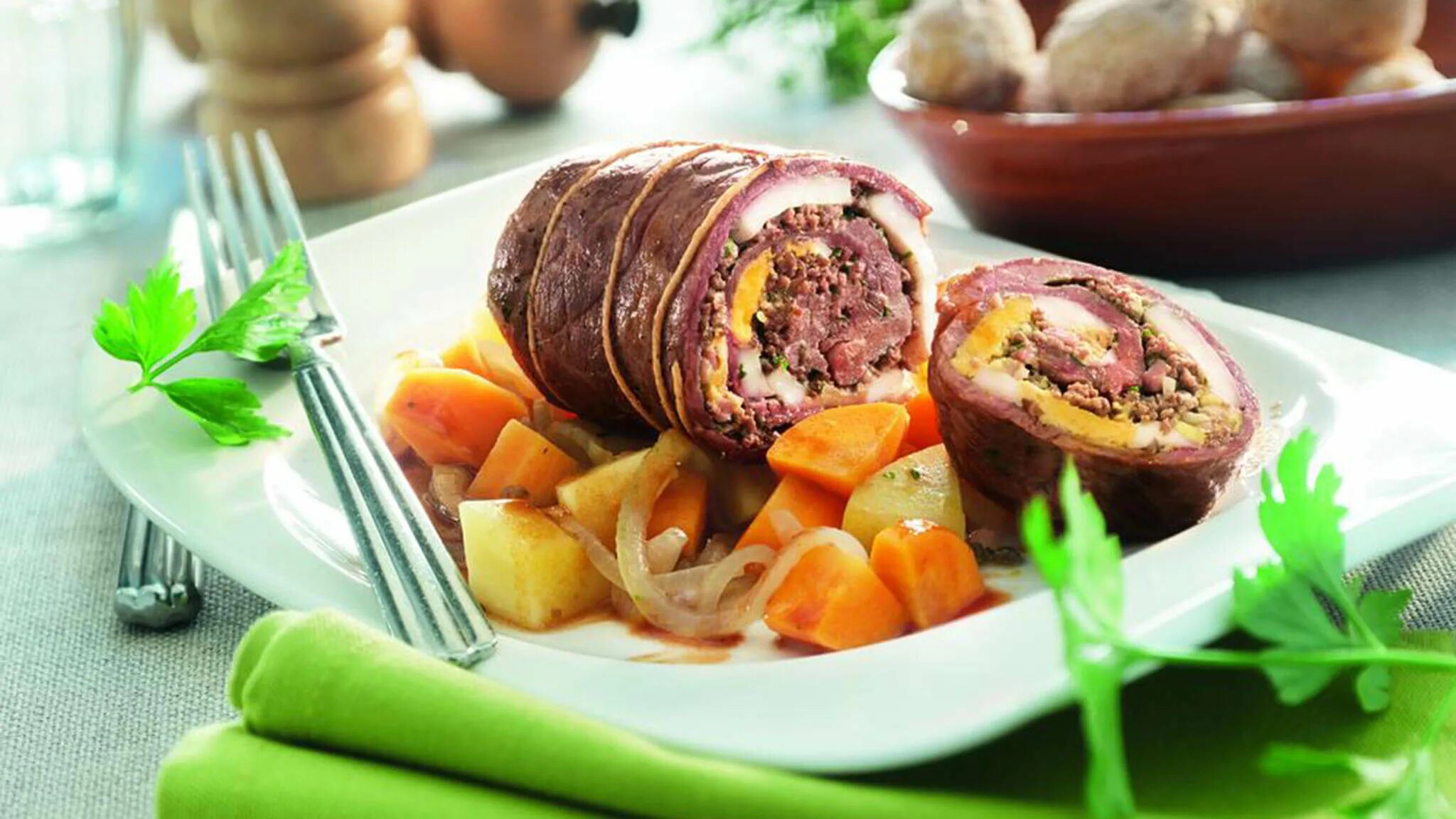 Rinderrouladen. Рулетики из говядины. Рулет из мяса говядины. Рулет из говядины с начинкой