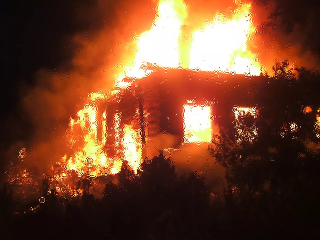 Видеть пожар во сне в чужом доме. Горящий дом. Хата горит. Сгоревшая хата. Горящие дома.