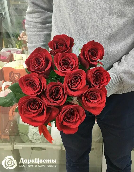 Букет роз 11 штук. 11 Роз букет. Букет роз из 11 штук. Букеты цветов подарок в руках. Букет из 10 роз.