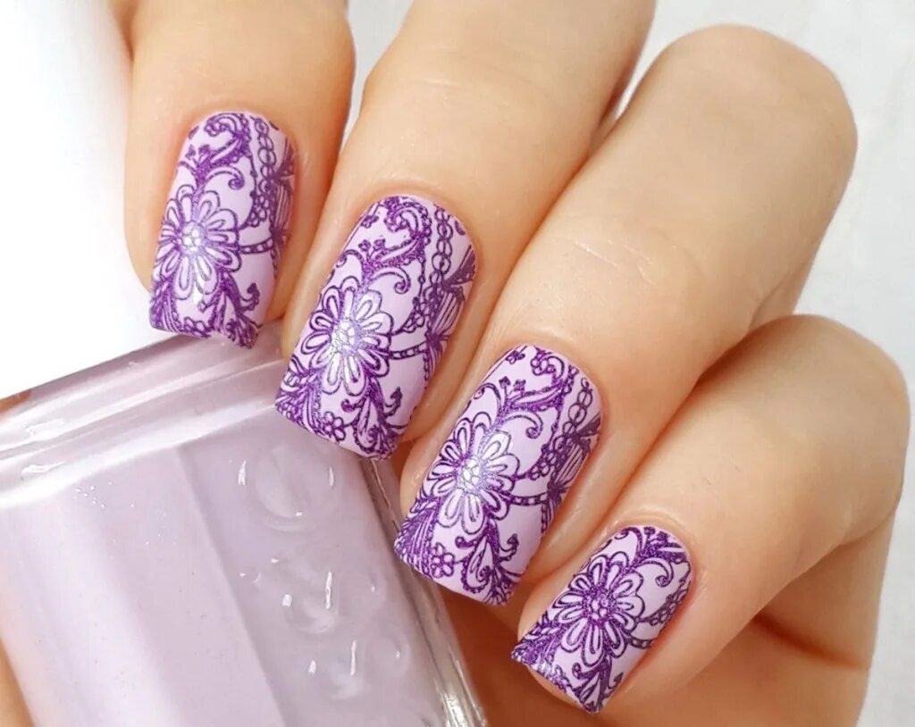 Бордовые ногти со стемпингом. Ногти гель лак стемпинг. Летний стемпинг. Ногти гель лак стемпинг. Кружево на ногтях.