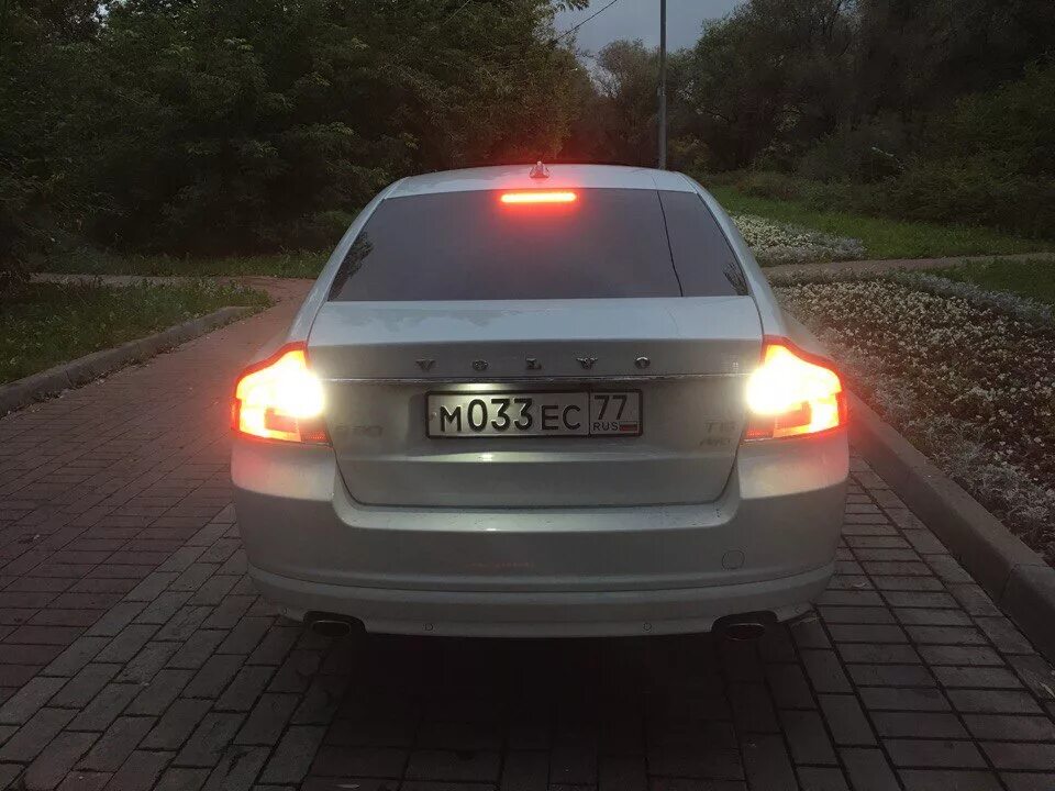 Автоматическая парковочная система автомобиля. Парковка передним ходом между двумя автомобилями. Парковка автомобиля задом. Вольво задним ходом. Параллельная парковка в карман задним ходом.