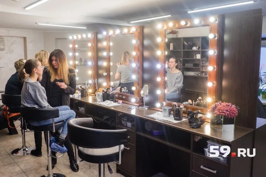 Пермь работа парикмахерских. Парикмахерское искусство. Услуги парикмахера. Парикмахер-стилист. Волосы в парикмахерской.