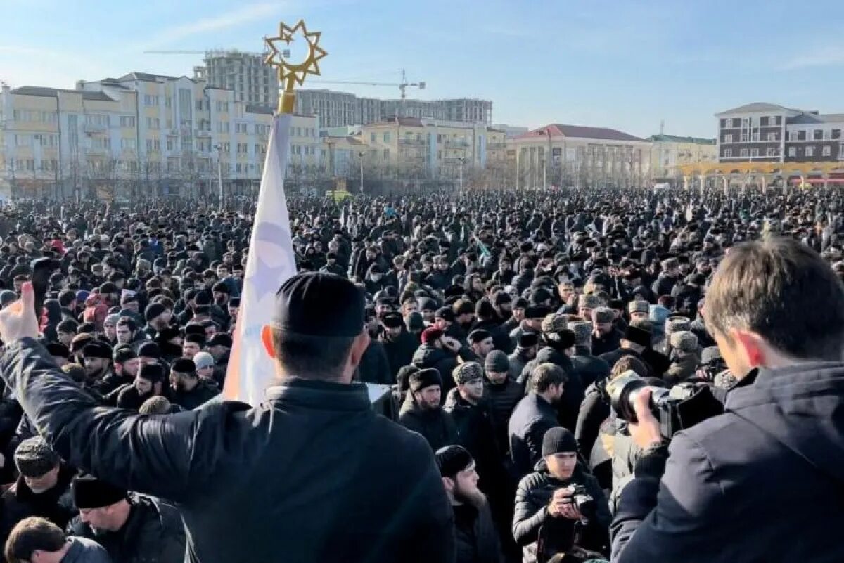 Митинг в Грозном против янгулбаевых. Янгулбаев Чечня. Митинги в Ичкерии 1991. Собрать митинг