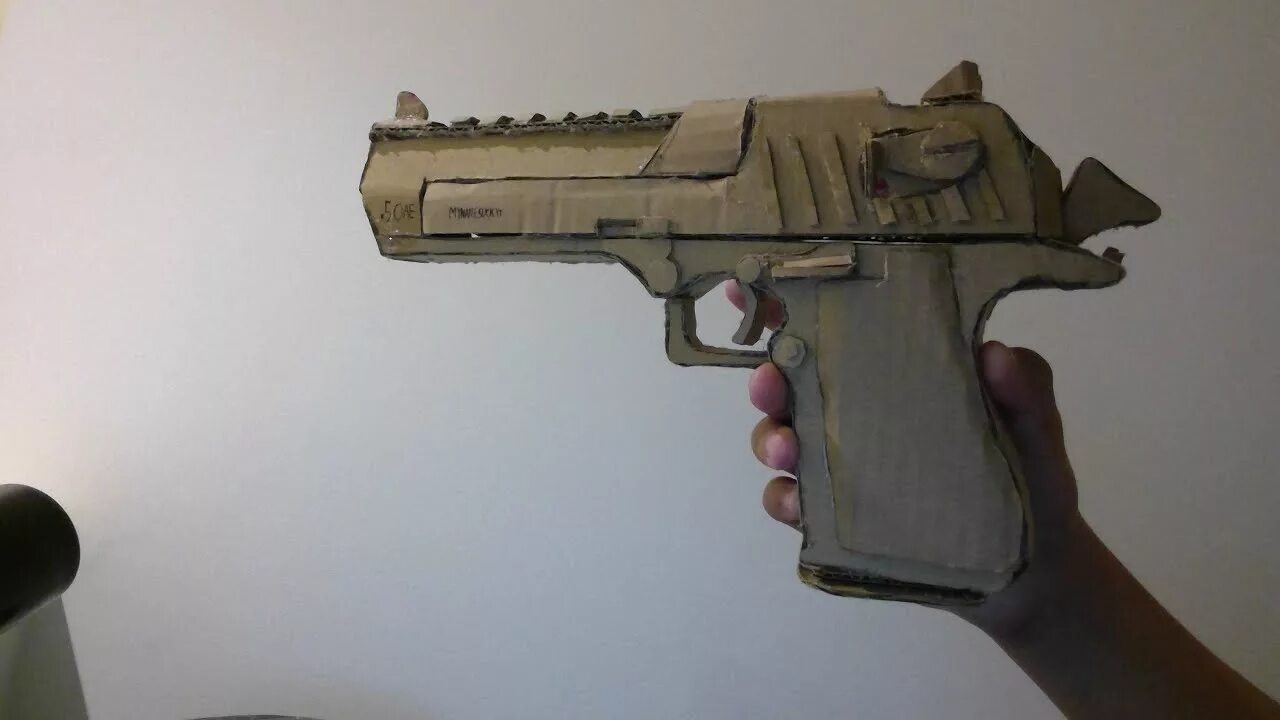 Дигл из бумаги. Desert Eagle из бумаги. Desert Egle из бумаги. Десерт игл из картона.