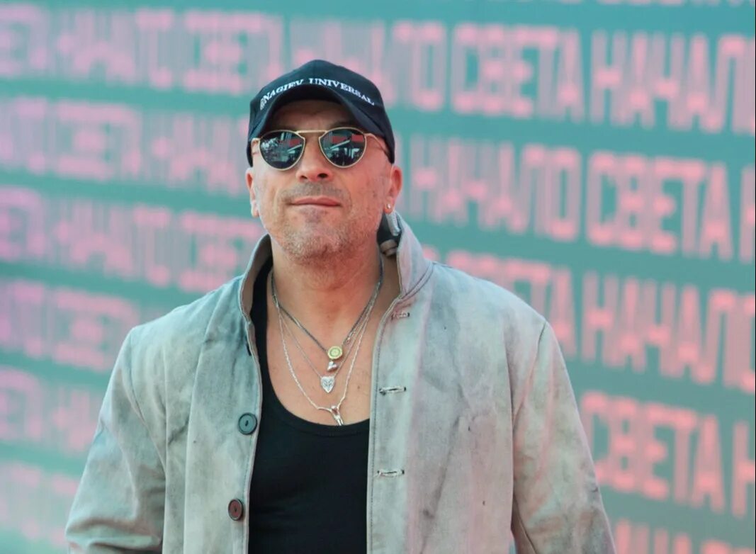 цитаты психологов про одиночество. человек под столом офис. страх продаж. главный скрыться. ди каприо папарацци.