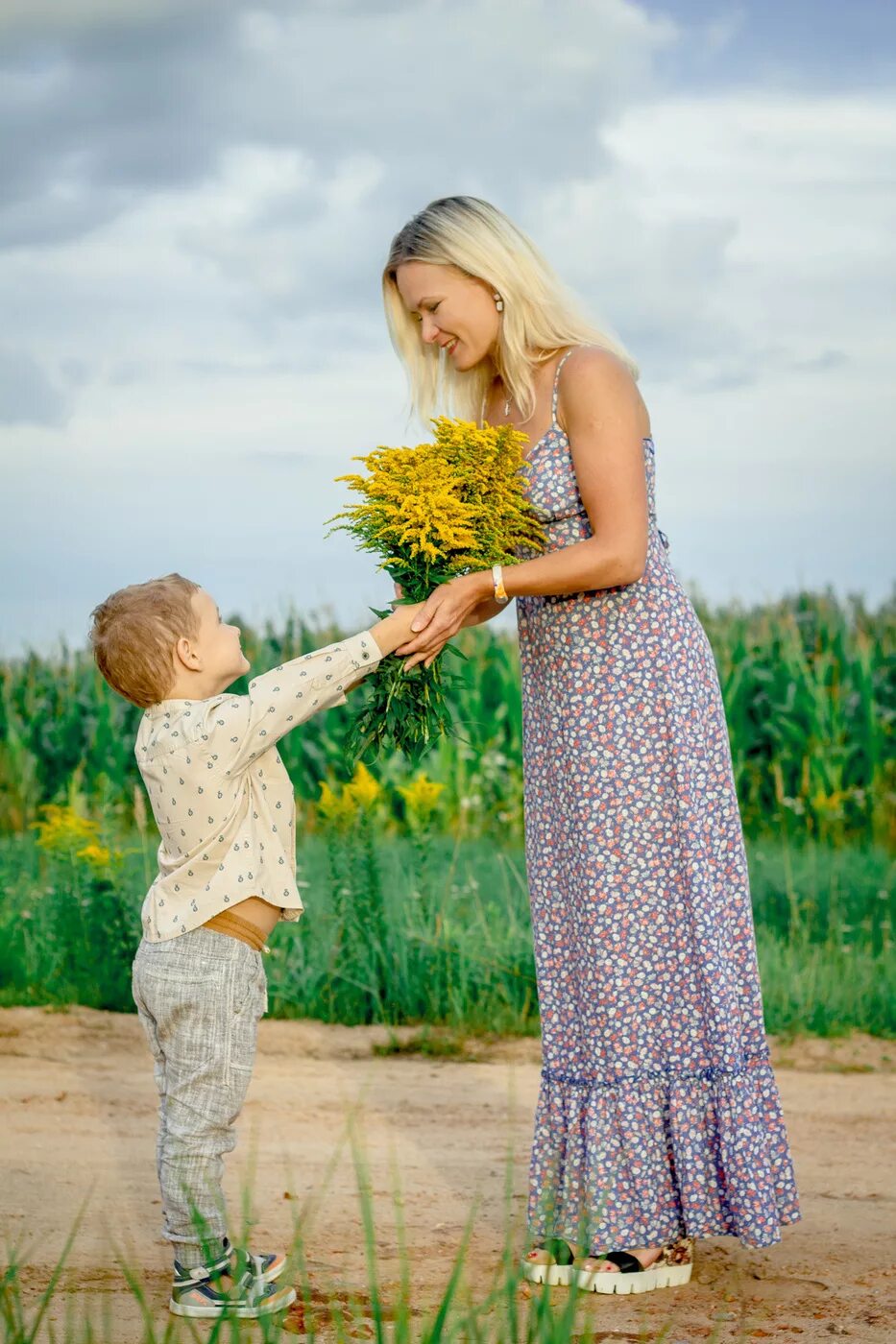 Ребенок дарит цветы маме. Мальчик дарит цветы маме. Мама с малышом и цветами. Мама с ребенком с цветами. Что дарила мама улица