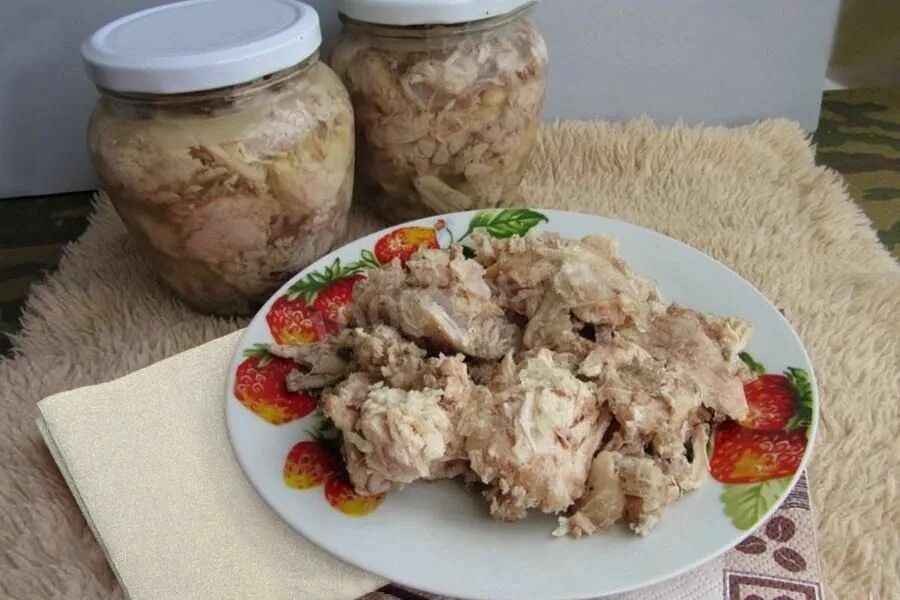 Тушенка домашняя на зиму из курицы. Куриная тушенка. Тушенка домашняя. Тушенка из куриной грудки. Тушенка из курицы в мультиварке.