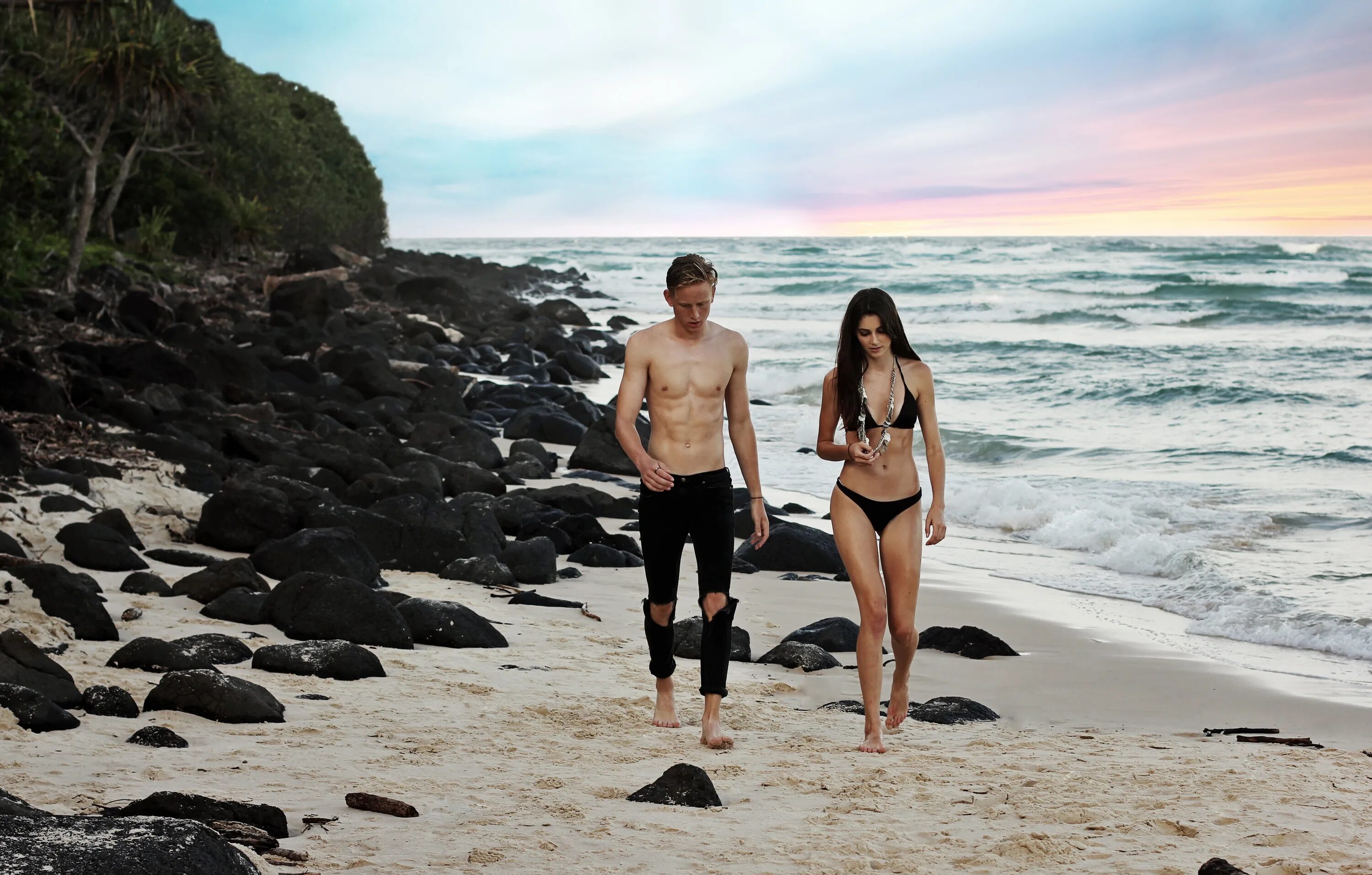 Семейные пары на пляже. Ноги на пляже. Femdom beach. Пара на пляже. Femdom beach.