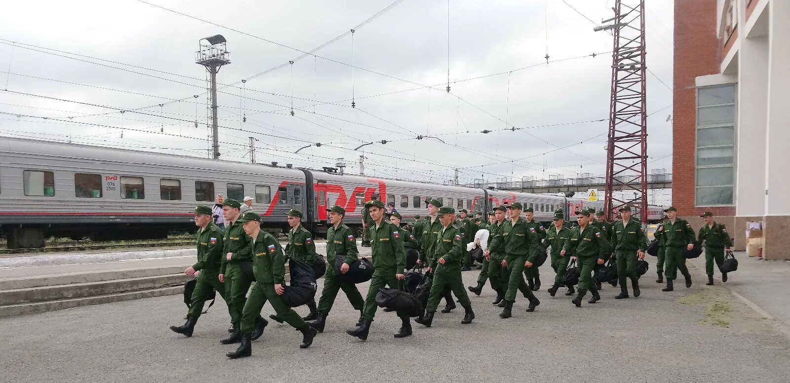 Эшелон призывников. Краевой сборный пункт Барнаул. Распределительный пункт в Железнодорожном. Областной сборный пункт. Военный эшелон с призывниками.