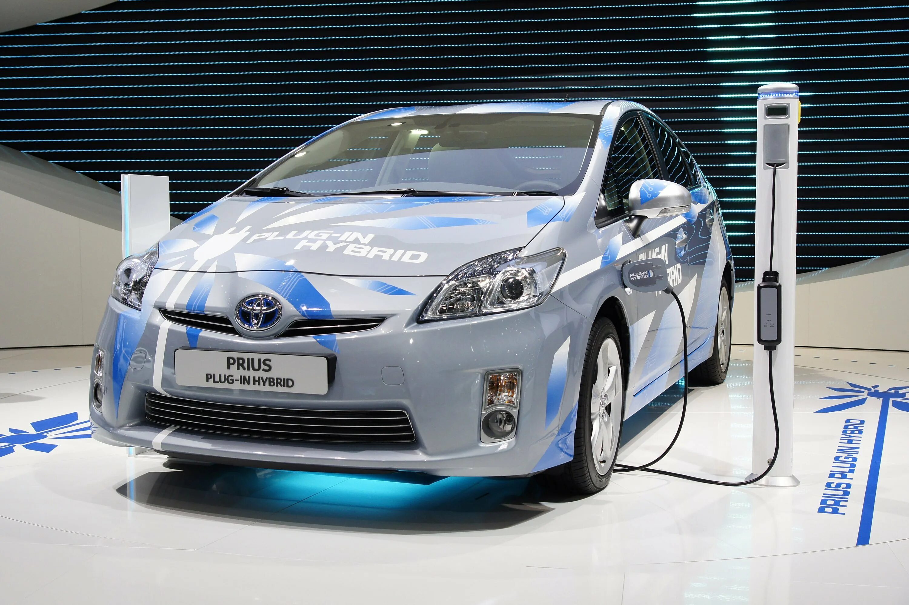Toyota prius v. Тойота приус гибрид 2009. Тойота гибрид 2021. Тойота приус гибрид 2009. Nissan leaf гибрид.