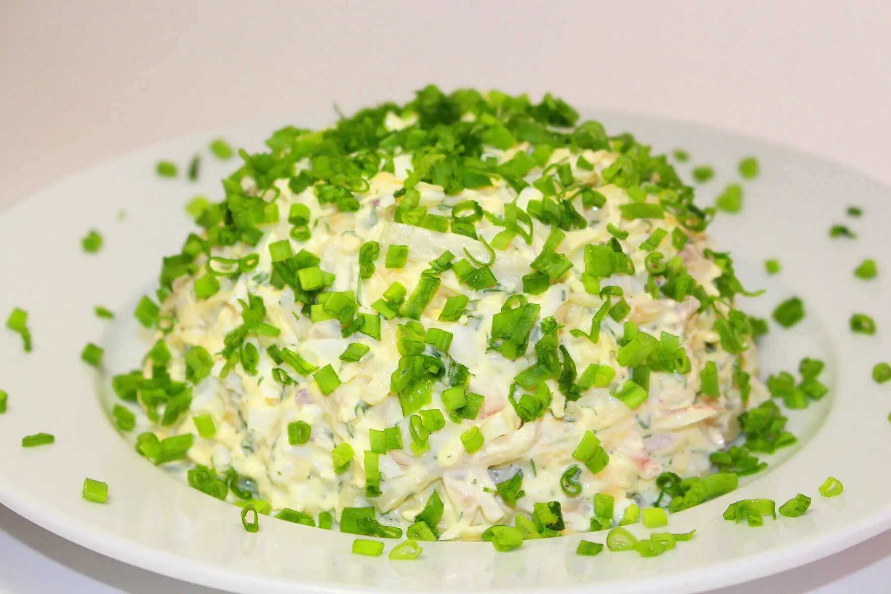Салат из кальмаров. Салат с кальмаром и зеленым луком. Салаты из кальмаров самые вкусные и простые. Салат из кальмара очень вкусный. Салат с кальмаром рецепт простой пошаговый фото