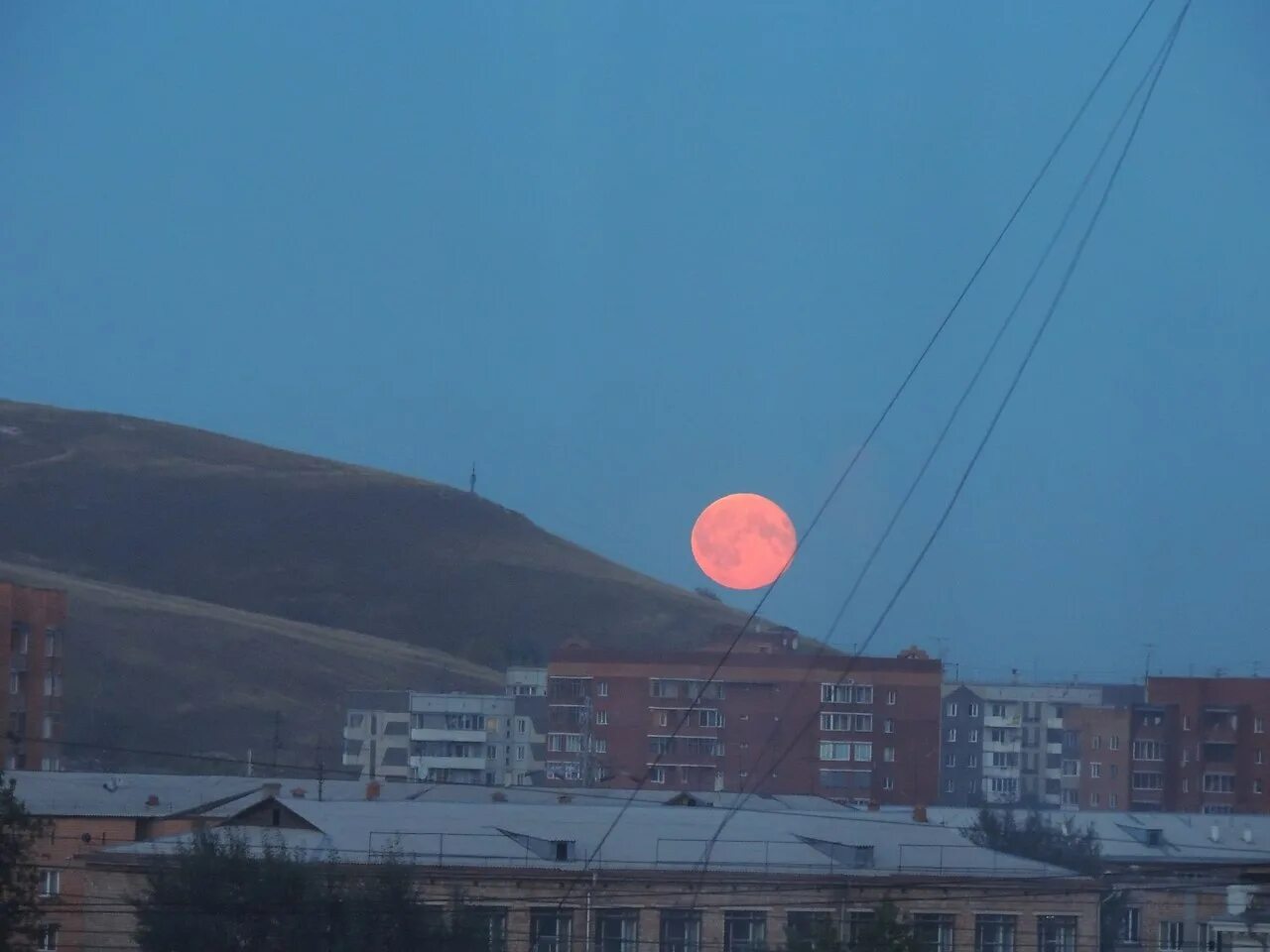 Кровавая Луна в Красноярске. Красная Луна в Красноярске. Большая Луна в Красноярске. Полнолуние Красноярск.