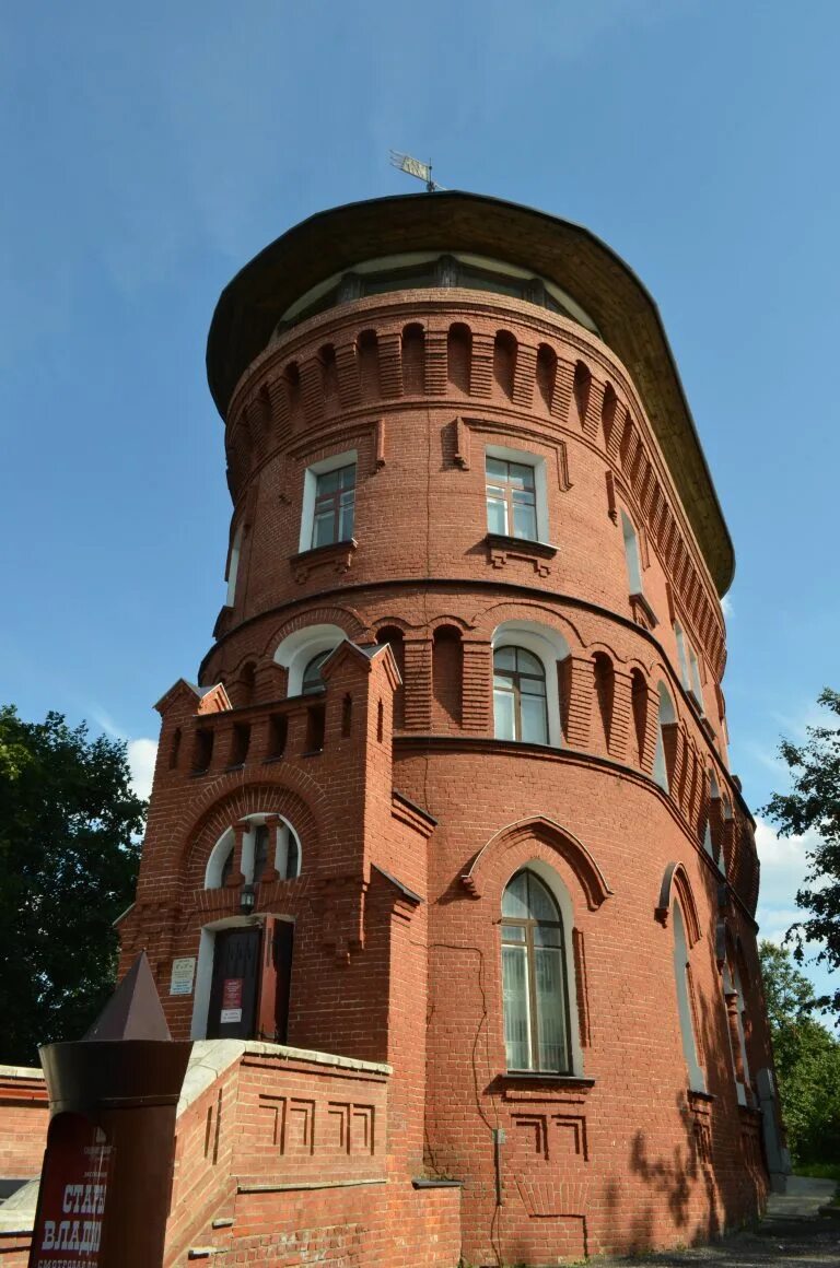 Башня водоканала санкт-петербурга. Здание водонапорной башни. Водонапорная башня екатеринбург уралмаш. Реконструкция водонапорной башни проект. Здание водонапорной башни.