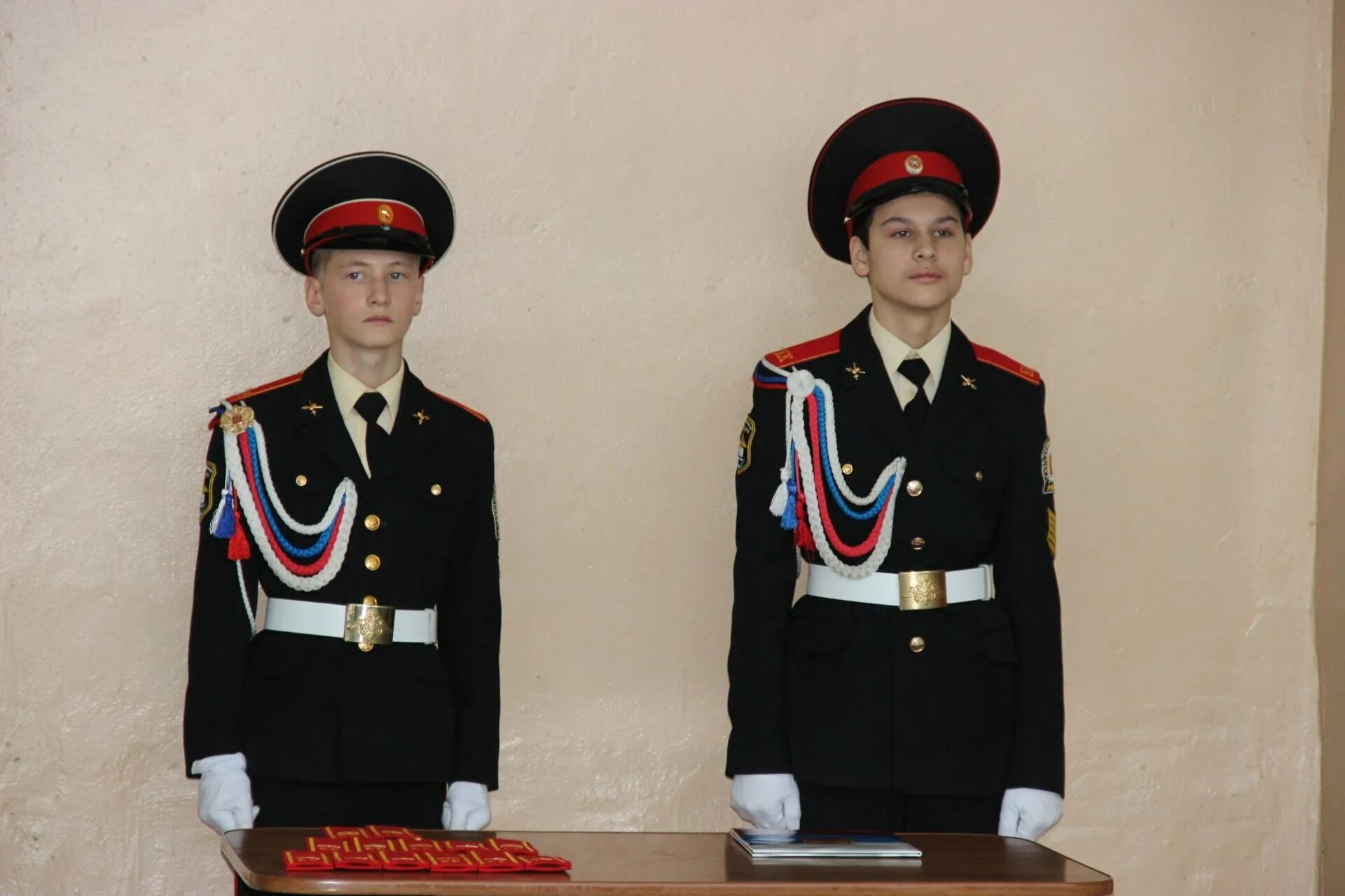 Кадетская форма. Парадная форма кадета. Аксельбант у кадетов. Кадетская форма как пришить. Кадетская форма как пришить.