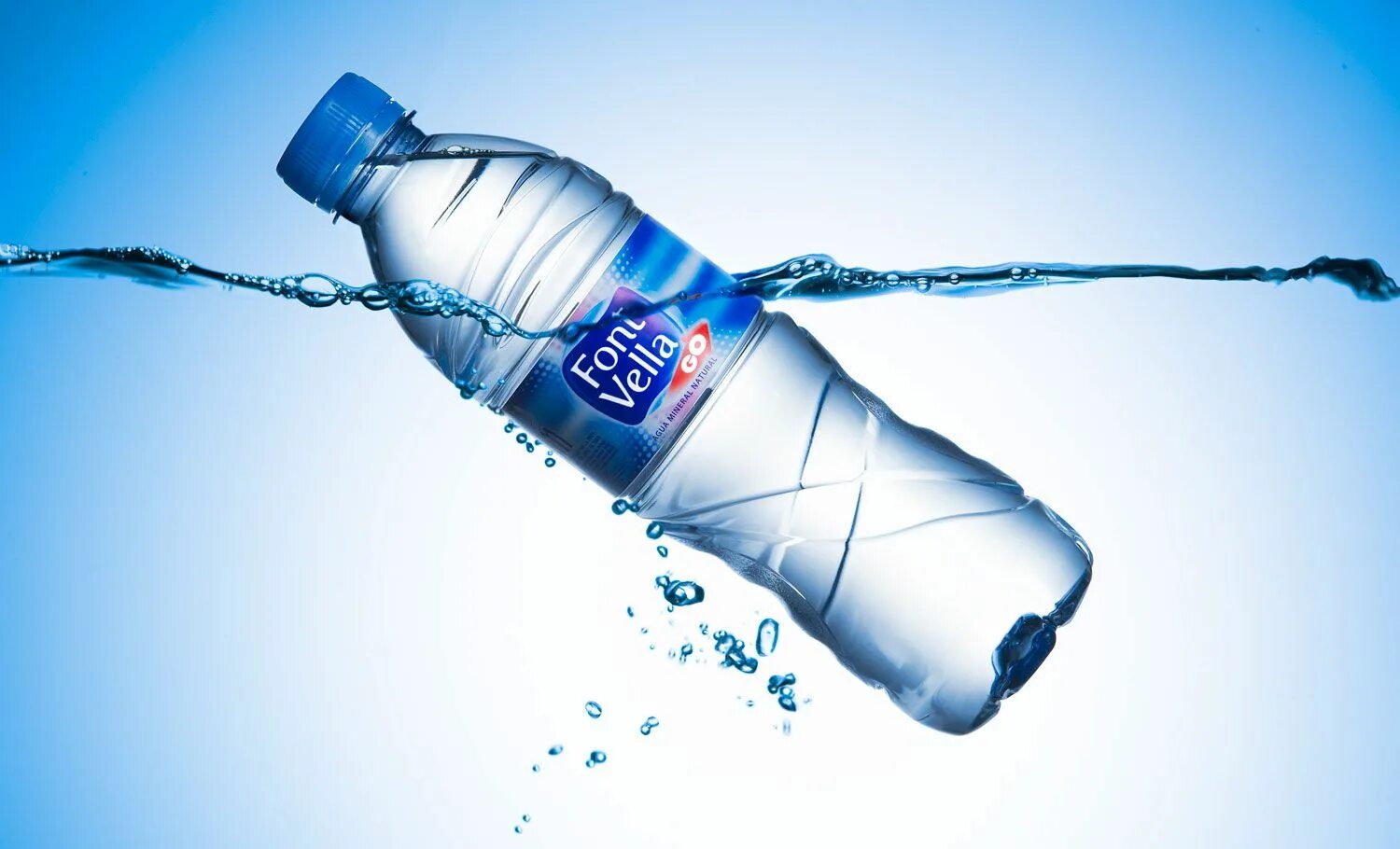 Вода холодный ключ. Ледяная вода в бутылке. Lanjaron вода минеральная. Флаер минеральная вода. Холодная вода реклама.