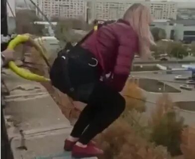 Видео девушки упали