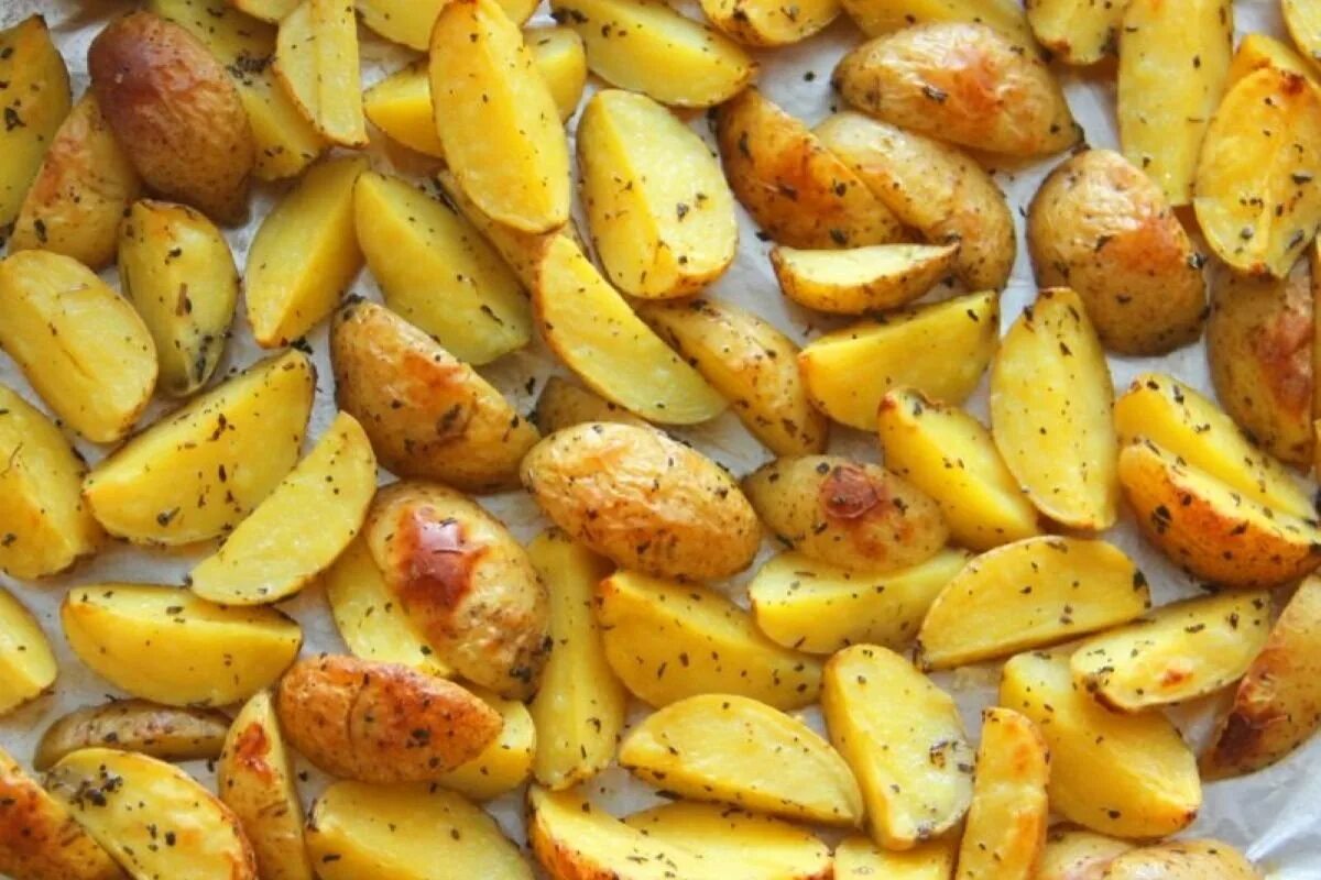 Рецепт вкусной картошки в духовке. Картошка в духовке. Картошка в духовке запеченная. Кошка запеченная в духовке. Печёная картошка в духовке.
