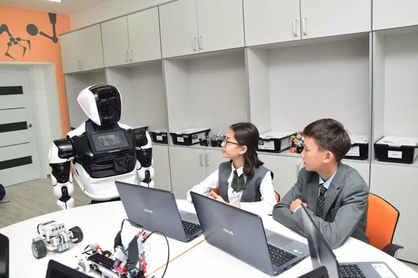 Инновационные технологии в школе. АЙТИ оборудование для школы. Инновационная школа в Казахстане. Кабинет робототехники в школе.