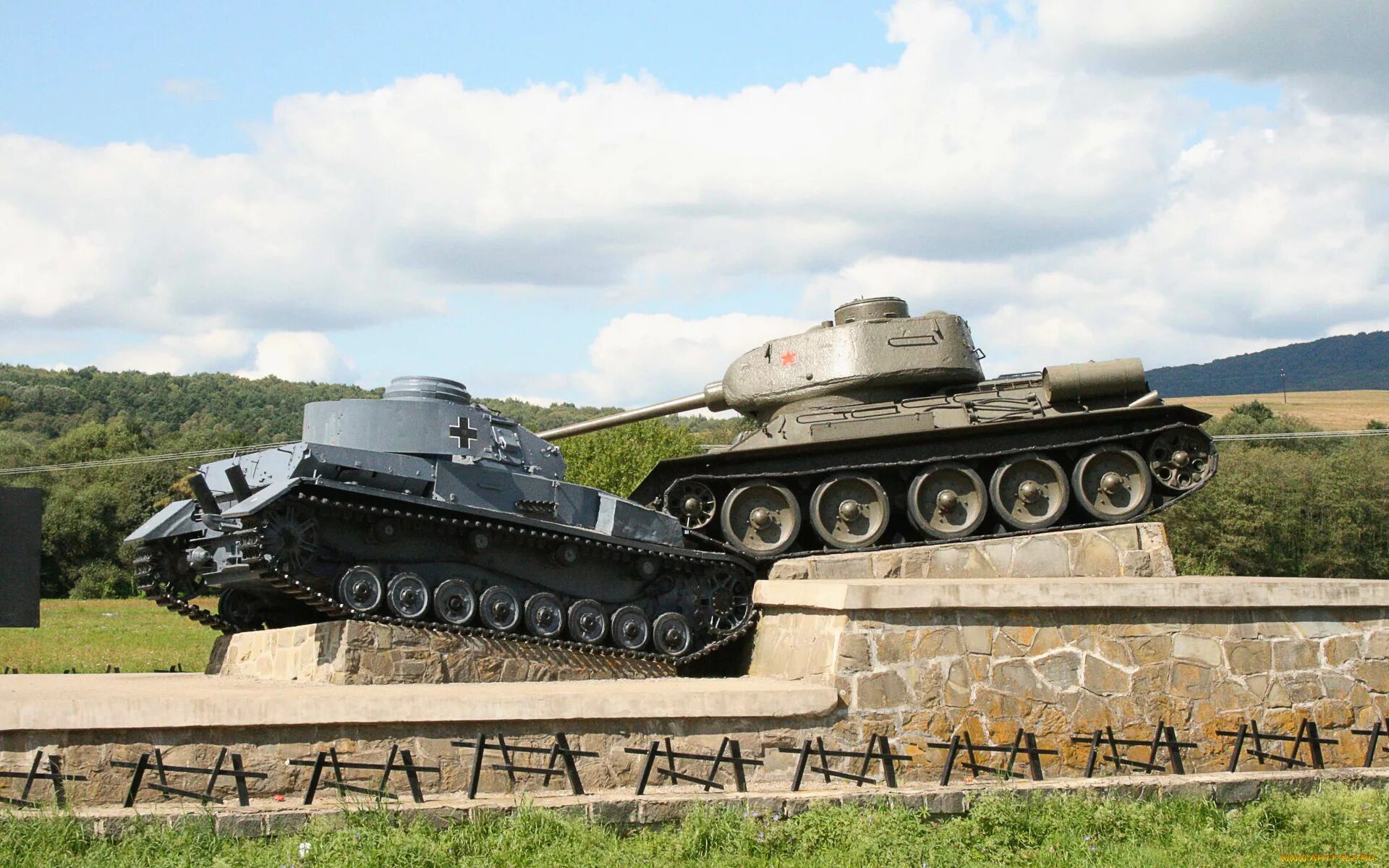 Г з 4. Памятник танк т-34. Тихвин танк т34. Танк памятник т34 85. Танк т-34 в Новороссийске.