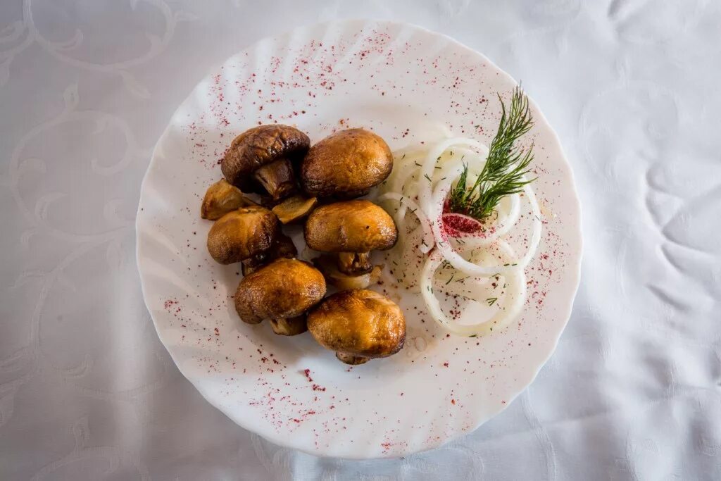 шампиньоны ттк. шампиньоны ттк. шампиньоны ттк. грибы на тарелке. фаршированные грибочки шампиньоны.