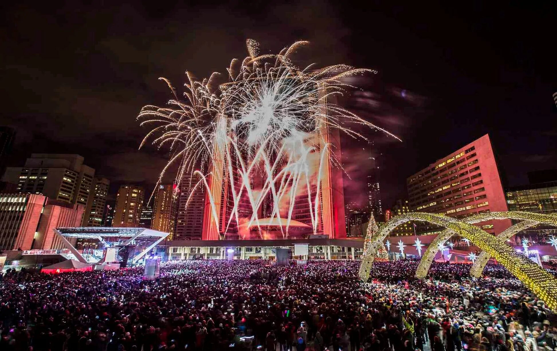 Площадь Nathan Phillips Square. Nathan Phillips Square в Торонто. Nathan Phillips Square новый год. Новый год в Канаде. New year events