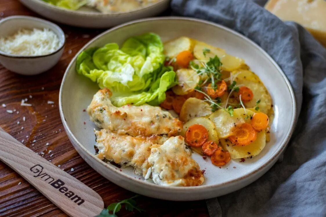 Ресторанные блюда из овощей. Овощи с куриным филе в духовке. Курица с овощами. Курица с овощами в духовке. Пп салат с куриной грудкой.