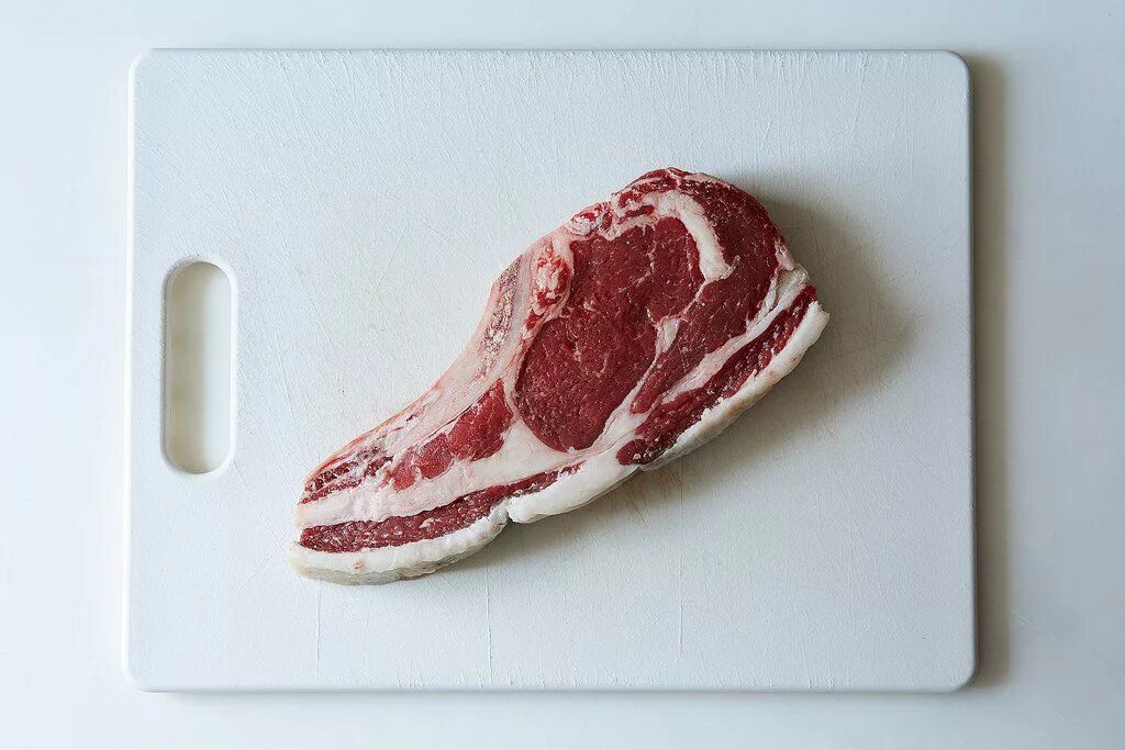 Мясо и кусочки теста. Мясной стейк из фетра. Кусок мяса.