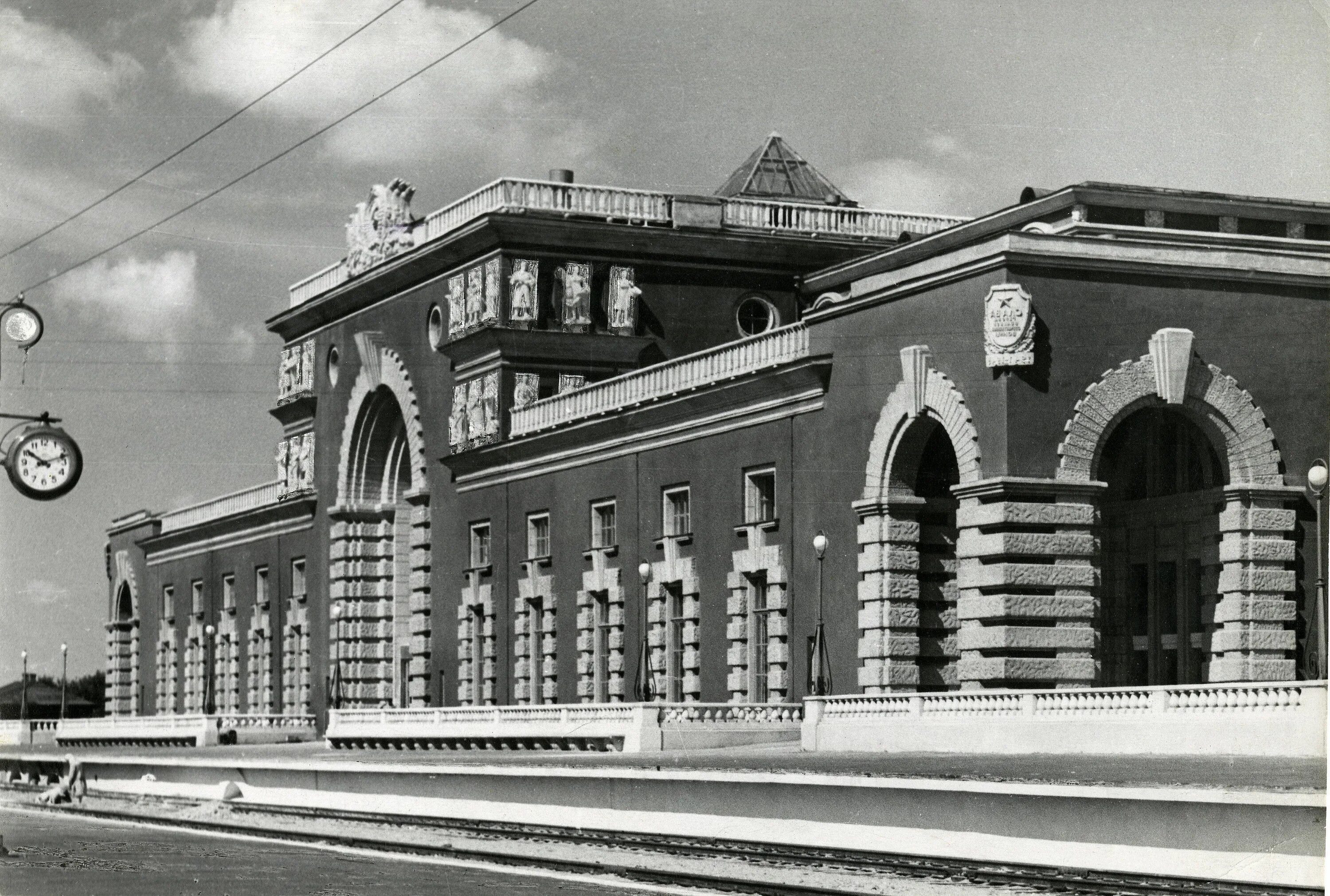 Старое здание вокзала в Курске. Курск вокзал 1950. Железнодорожный вокзал Курск древний. Вокзал Курск 19 век.