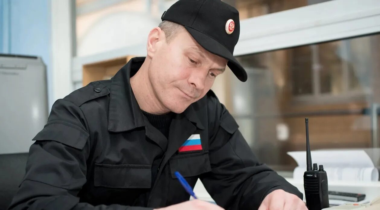 сторож в детский сад. безопасность охрана. вахтер общежития. сторож вахтер. охранник в школе.