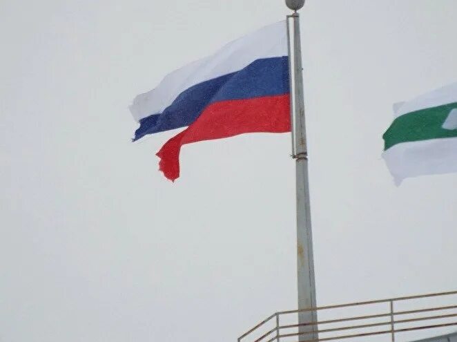 Флаг устанавливается. Разорванный флаг россии. порванный российский флаг. российский флаг висит. флаг рф рваный.