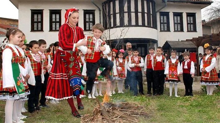 Какой праздник в болгарии. Мартеница в Болгарии. Праздник мартеница в Болгарии. Праздник весны в Болгарии.