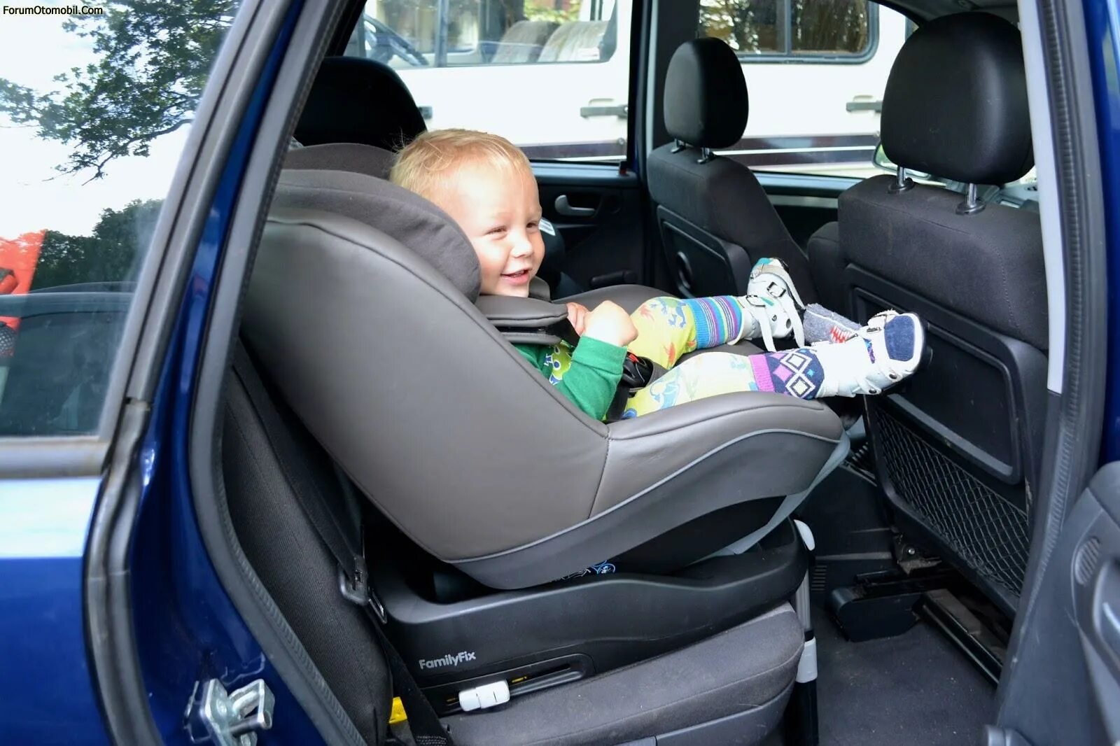 Во сколько можно на переднем сидении. Детское кресло в машину. Автокресло на переднее сиденье. Детские крепления в машине. Кресло для новорожденных в машину.