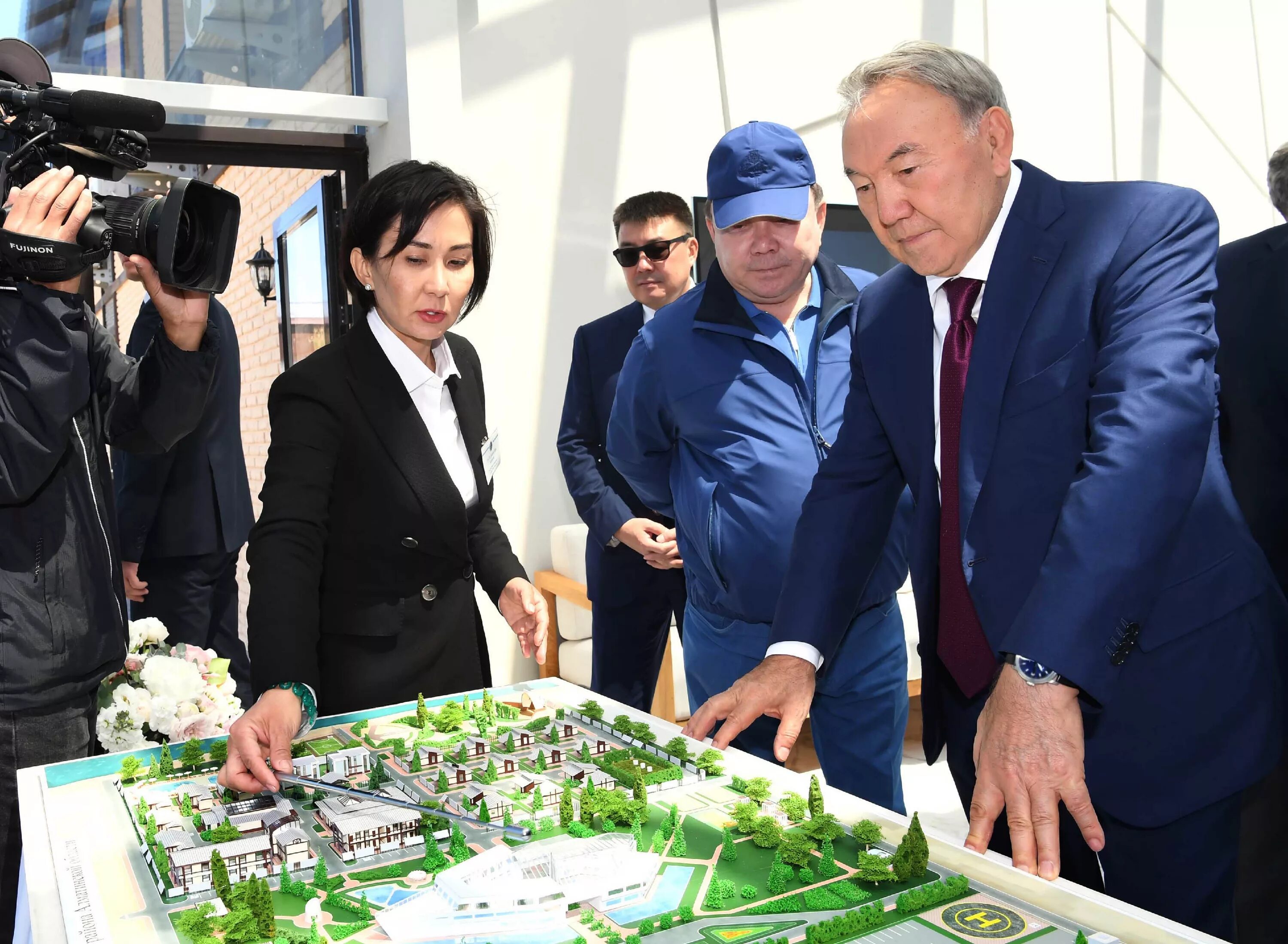 Назарбаев в магазине. Нурсултан назарбаев фото. Назарбаев расстроен. Нурсултан назарбаев. Назарбаев центр.