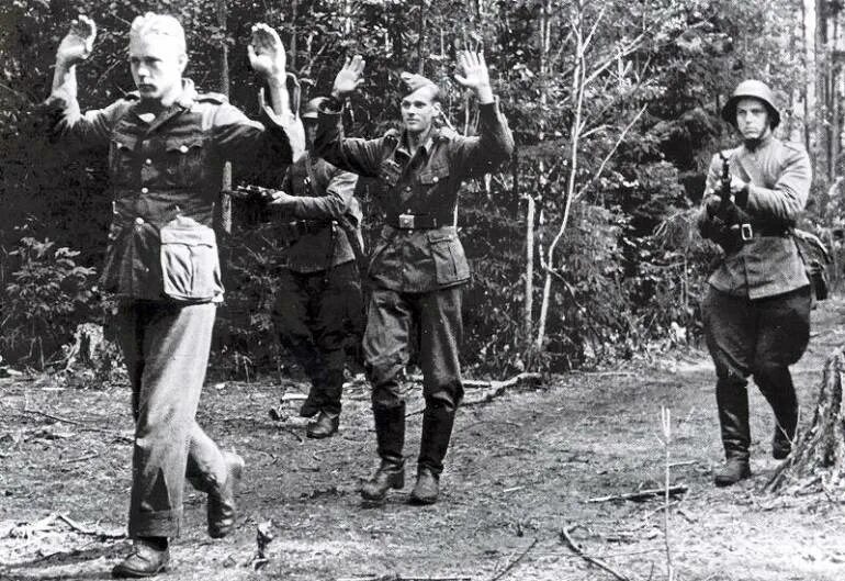 Немец диверсант. Партизанский отряд пленный фашист. нквд расстреливает бандеровцев. советские партизаны в плену. фашистские диверсанты.