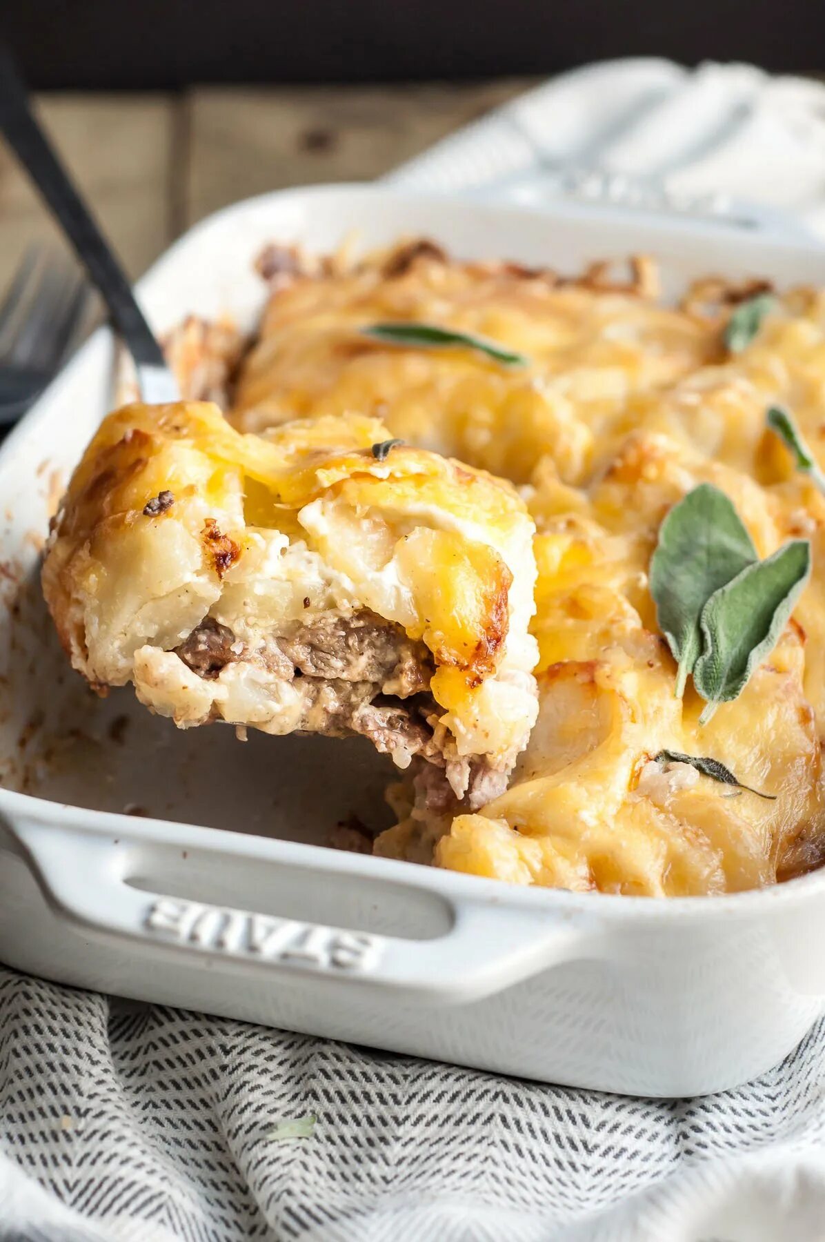 Мясо по французски. Картошка по французски. Мясо по-французски в духовке. Мясо по-французски с картофелем