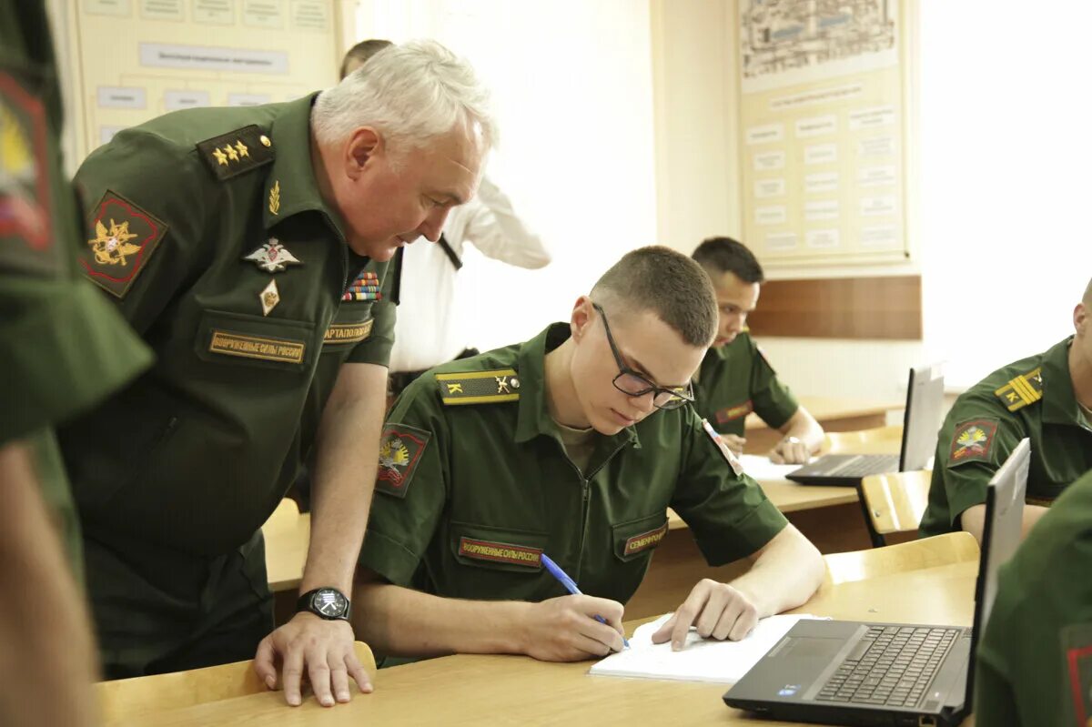 Тест по военной подготовке. Начальник военного образования МО РФ. Курсанты военных вузов. Военное обучение. Занятия с офицерами.