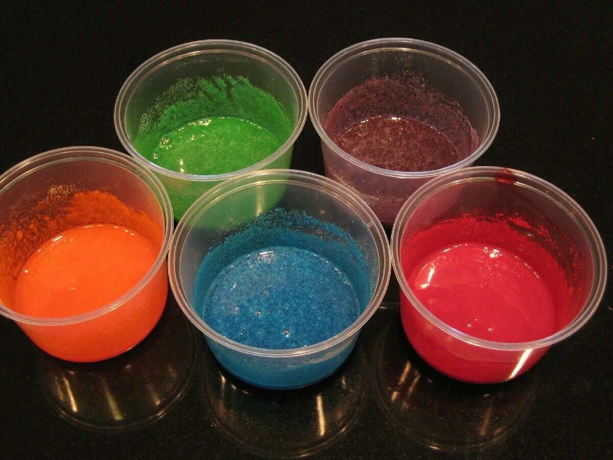 Сделай цвет разноцветным. Стакан с красителем. Эксперименты с пищевыми красителями. Стаканчики с пищевыми красителями. Перемешивание краски.