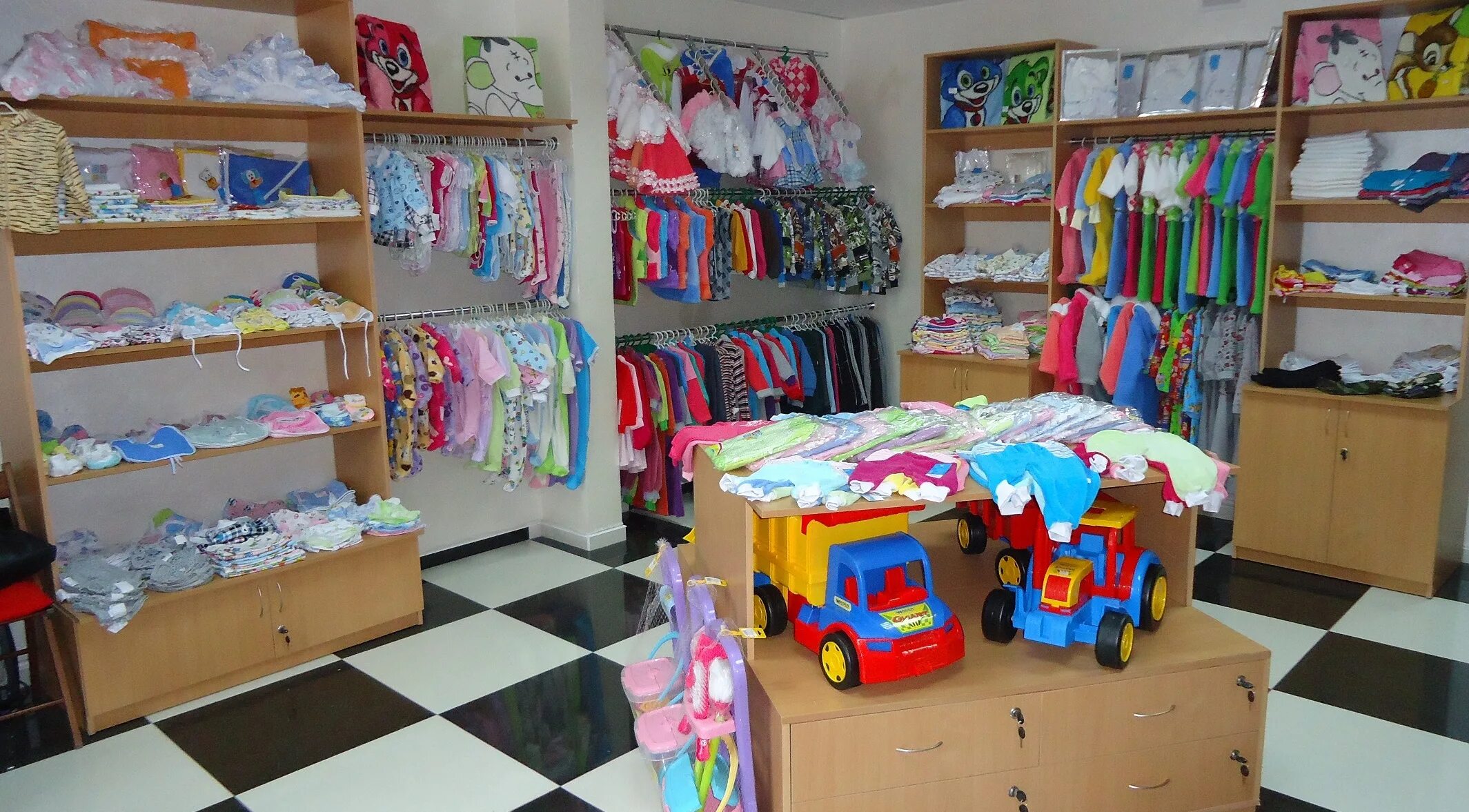 Детские магазины в екатеринбурге. Детский магазин. Магазин одежды для детей. Детские магазины. Оборудование для детского магазина.